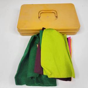 lot 21 image: Vintage Sewing Set in Sewing Box