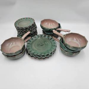 lot 24 image: 1940s Vintage Green Stangl Terra Rose Pie Crust Set