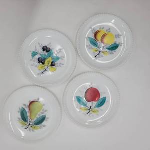 lot 39 image: Vintage Westmoreland Beaded Edge Dish Set of 4