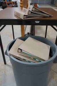 Trash can with dividers