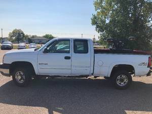 lot 10 image: 2005 Chevrolet Silverado 2500HD LT - 4X4 - COMES WITH PLOW