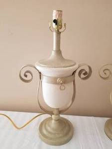 lot 33 image: Beautiful Pair of Urn Table Lamps