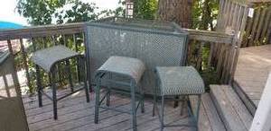lot 118 image: Patio Bar with 3 Bar Stools, b