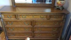 lot 18 image: Hooker 9 Drawer Dresser with Mirror