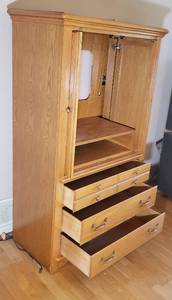 lot 58 image: Contemporary Oak Entertainment Hutch by Lexington Furniture