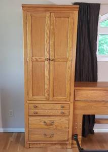 lot 59 image: Lexington Furniture Oak King Bed Set