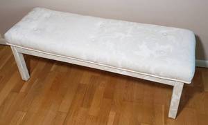 lot 7 image: Regal Tufted Brittany Bench