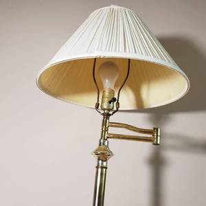 lot 65 image: Contemporary Brass Swingarm Floor Lamp