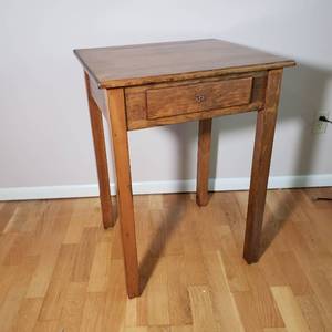 lot 8 image: Vintage Shaker End Table