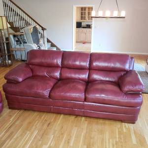 lot 68 image: Immaculate Burgundy Flexsteel Sofa