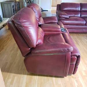 lot 5 image: Immaculate Burgundy Flexsteel Recliner