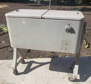 lot 102 image: Standing Cart Party Cooler