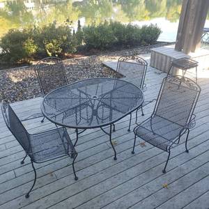 lot 119 image: Iron Patio Dining Table and Chairs with Umbrella Stand