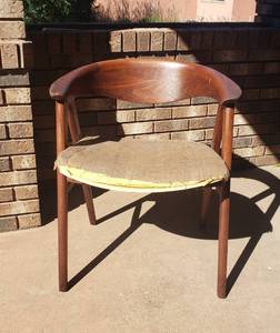 lot 207 image: Mid-Century Styled Armchair