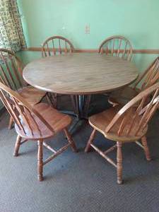 Vintage Round Table with 6 chairs