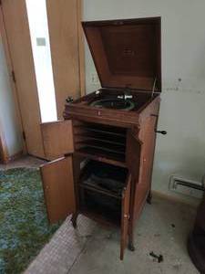 Antique Victrola Standing Phonograph