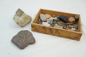 Wood tray with stones