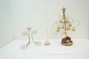 lot 123 image: Holiday tree dcor