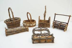 lot 131 image: Baskets and dcor