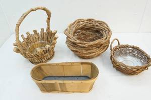 lot 132 image: Baskets and planters