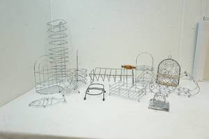 lot 151 image: Kitchen accessory pieces