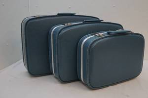 lot 178 image: Luggage set