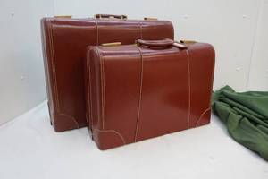lot 180 image: Luggage set