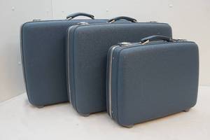 lot 183 image: Luggage set