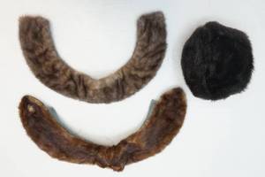 lot 22 image: Fur hat and scarves