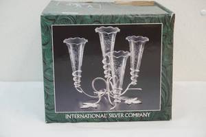 lot 26 image: Vase centerpiece