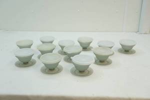 lot 70 image: Tupperware cups