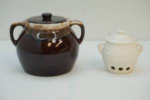 lot 76 image: Crocks