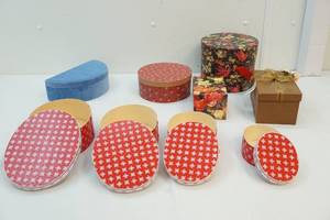 lot 85 image: Gift boxes