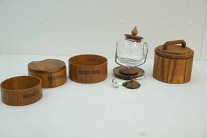 lot 166 image: Containers
