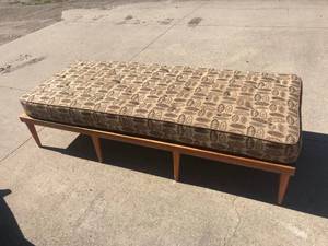 lot 80 image: Day Bed