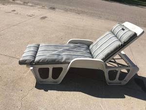 lot 92 image: Outdoor Lounge Chair