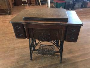 lot 1 image: 1917 New Home Sewing Machine