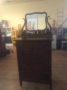 lot 3 image: Vintage Dresser with Mirror