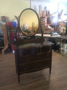 lot 5 image: Vintage Dresser with Mirror