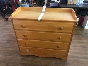 lot 49 image: Changing Table