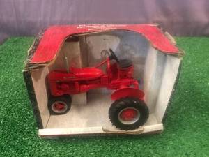 lot 211 image: Ertl Farmall B Tractor