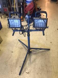 lot 200 image: Adjustable Work Light