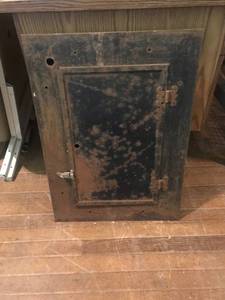 lot 262 image: Vintage Electrical Box with Cover