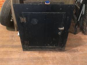 lot 263 image: Vintage Electrical Box with Cover