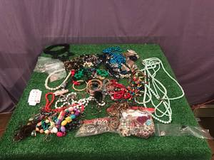 lot 288 image: Jewelry