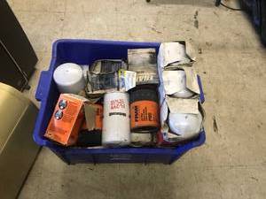 lot 289 image: Box Full of Oil Filters