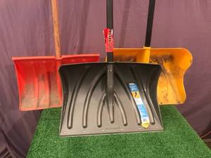 lot 299 image: Snow Shovels