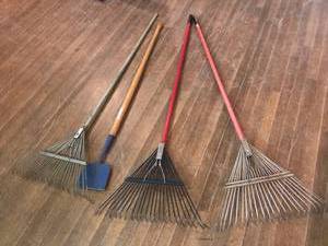 lot 300 image: Rakes & Ice Scraper