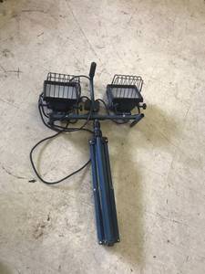 lot 304 image: Adjustable Shop Light