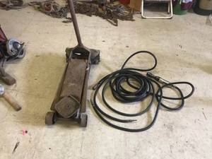 lot 325 image: Air Hose & Floor Jack